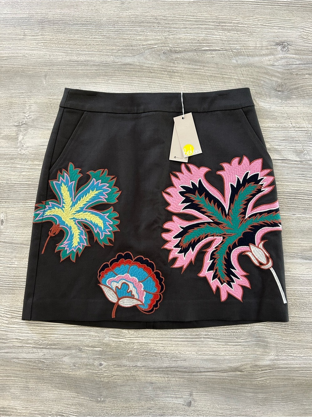 NEW! Boden Gray Embroidered Vibrant Floral Mini Skirt Size 8 Recycled Lining